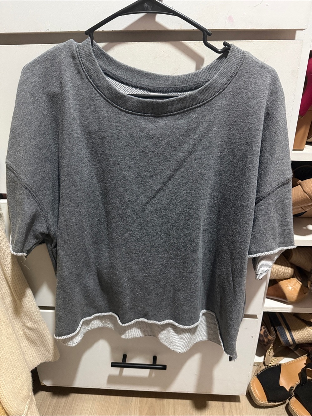 Secret Treasures Gray Cropped Raw-Hem Sweatshirt